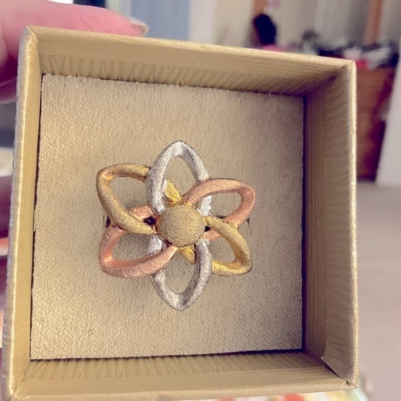 Rose, gold, silver floral motif ring. Size 7. Rhodium over .925 silver. - Picture 3 of 10